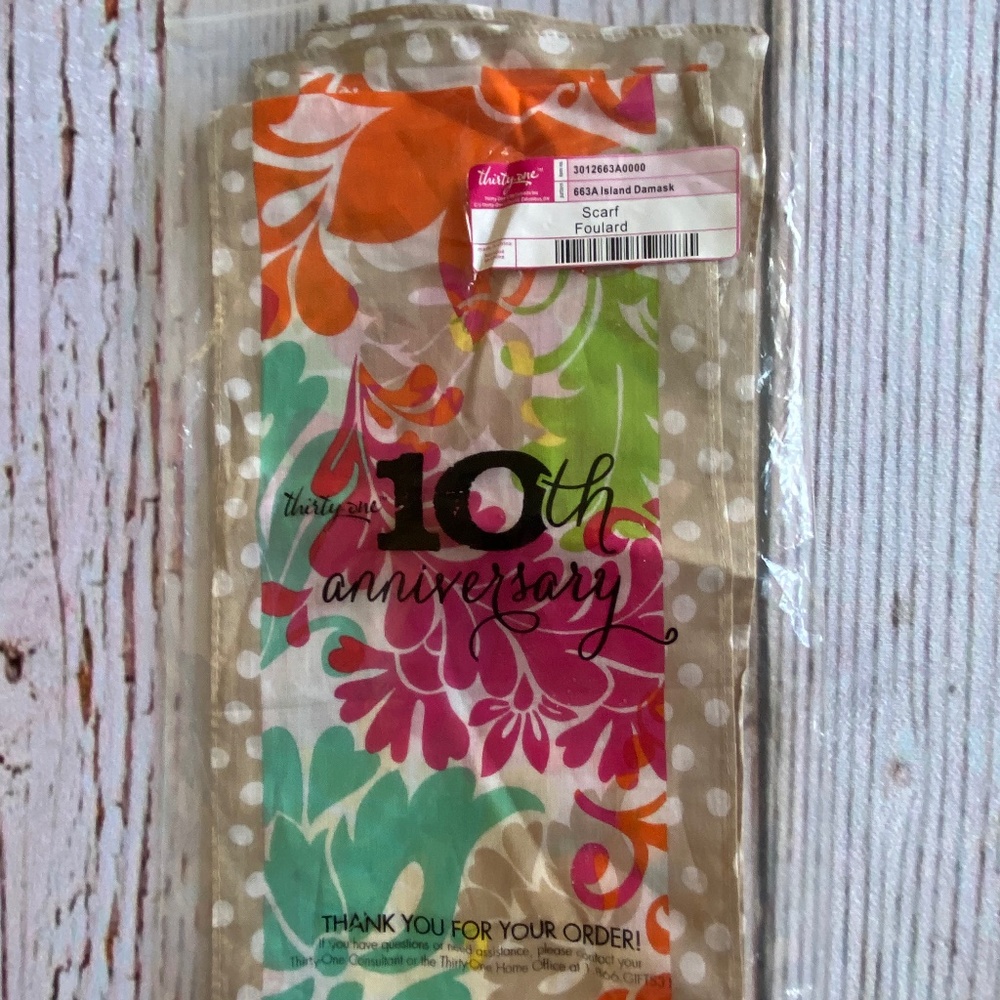 Thirty-One Scarf Island Damask